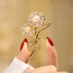 Luxury Flower Shape Freshwater Pearl Rhinestone Copper Brooches Pin